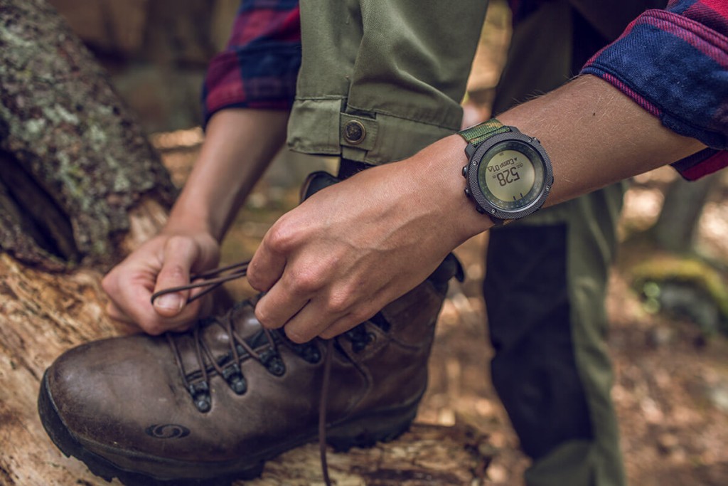 suunto_traverse_alpha_woodland_product_on_wrist_01